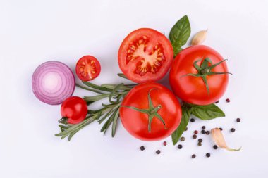 Farklı bir bütüne sahip düz kompozisyon ve beyaz arkaplanda domatesleri kesme