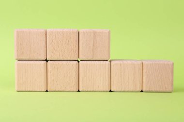 Uluslararası Standartlaştırma Örgütü. Ahşap küplerin kısaltması ISO ve açık yeşil arka planda 18001 numara.