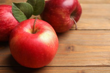 Tahta masada taze kırmızı elmalar, yakın plan. Metin için boşluk