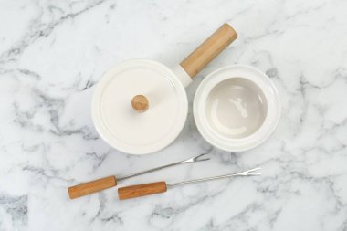 Fondü seti beyaz mermer masa, düz yatıyordu