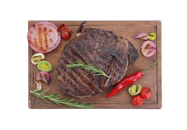 Lezzetli kızarmış et, sebzeli, beyaz, üst manzara.