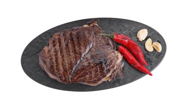 Lezzetli kızarmış et, biber ve sarımsak ile servis panosu.