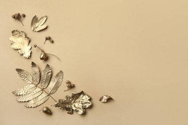 Güzel altın yapraklar, bej arka planda böğürtlen ve meşe palamudu, metin için yeri olan düz bir yer. Sonbahar dekoru