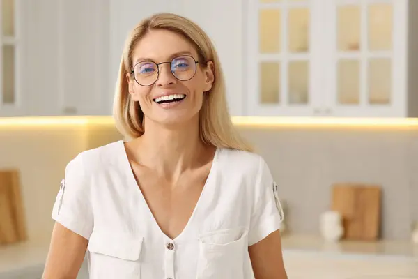 Retrato Mujer Sonriente Con Gafas Elegantes Cocina Espacio Para Texto — Foto de Stock