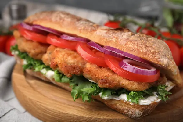 Läcker Smörgås Med Schnitzel Träskiva Närbild — Stockfoto
