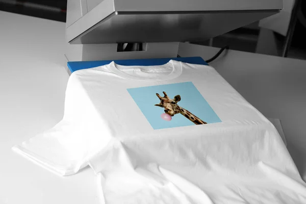 티셔츠 지라프 이미지를 인쇄하는 압박을 사용하여 — 스톡 사진