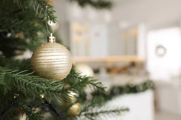 Close Uitzicht Prachtige Versierde Kerstboom Keuken Ruimte Voor Tekst — Stockfoto