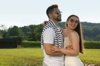 Romantik bir randevu. Güzel bir çift parkta birlikte vakit geçiriyor, mesaj için yer var.