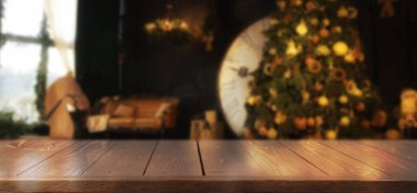 Noel için dekore edilmiş boş tahta masa. Tasarım için alanı olan pankart