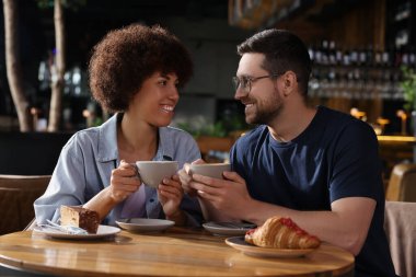 Uluslararası randevu. Güzel bir çift, kafede birlikte vakit geçiriyor.
