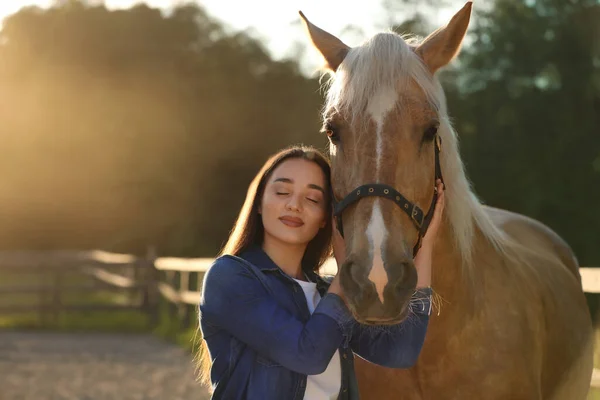 屋外で愛らしい馬と美しい女性 愛らしい家畜ペット — ストック写真