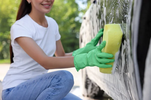 Γυναίκα Πλύσιμο Αυτοκινήτων Σφουγγάρι Εξωτερικούς Χώρους Closeup — Φωτογραφία Αρχείου