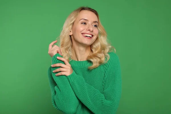 Mujer Feliz Suéter Caliente Con Estilo Sobre Fondo Verde —  Fotos de Stock