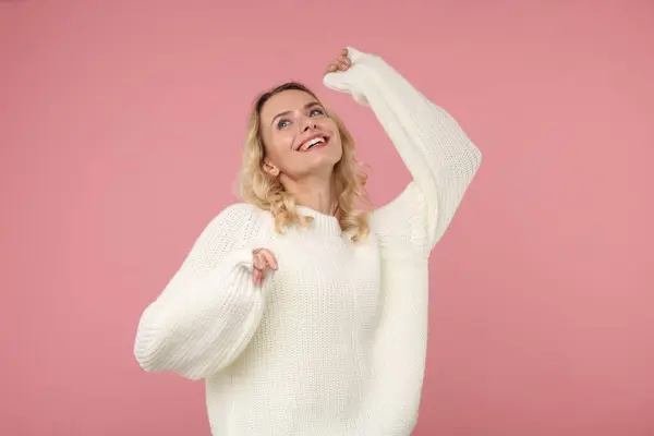 Mujer Feliz Suéter Caliente Con Estilo Sobre Fondo Rosa —  Fotos de Stock