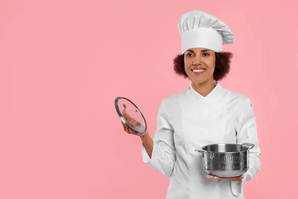 Glad Kvinnlig Kock Uniform Håller Matlagning Kruka Rosa Bakgrund Plats — Stockfoto
