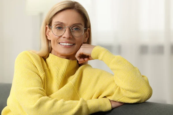 Mujer Feliz Gafas Con Estilo Sofá Interior — Foto de Stock