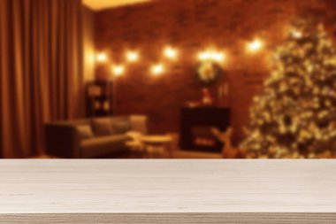 Noel için dekore edilmiş odasındaki tahta masa. Tasarım için boşluk