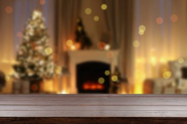 Noel için dekore edilmiş odasındaki tahta masa. Tasarım için boşluk