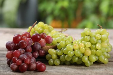 Tahta masada farklı olgun üzümler.