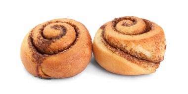 Beyaz üzerine izole edilmiş taze tarçınlı rulo.