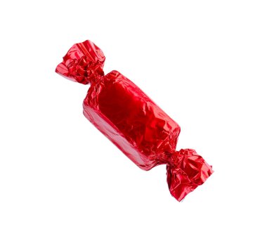 Kırmızı ambalajlı lezzetli şekerler beyaza izole edilmiş.