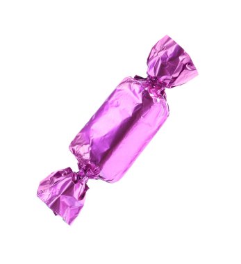 Beyaz üzerine izole edilmiş menekşe ambalajlı lezzetli şekerler.