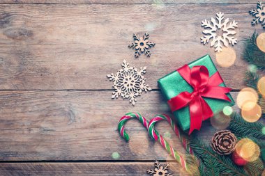 Güzel bir Noel kompozisyonu, hediye kutusu, şenlikli dekorasyon ve tahta masa üzerindeki yazı için alan, düz yatak. Bokeh etkisi