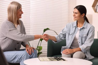 Dama. Kadınlar maçtan önce el sıkışıyor.