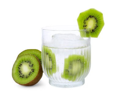 Tazeleyici içecek ve beyaza izole edilmiş kivi.