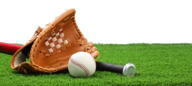 Beyzbol sopası, top ve yakalayıcı eldiveni suni çimlerde beyaz arka planda