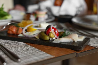 Kafede servis edilen lezzetli aperatifler, yakın plan.