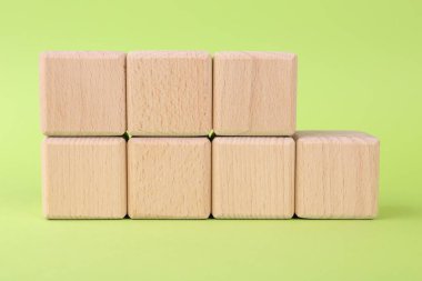 Uluslararası Standartlaştırma Örgütü. Tahta küplerin kısaltması ISO ve açık yeşil arka planda 9001 numara, yakın plan.