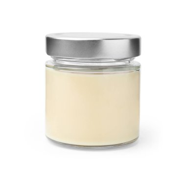 Yoğunlaştırılmış süt dolu kavanoz beyaz üzerine izole edilmiş.