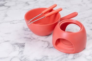 Fondü beyaz mermer masada. Mutfak malzemeleri.