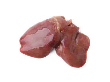 Çiğ tavuk ciğeri parçaları beyaza izole edilmiş.