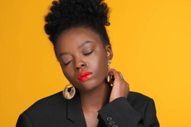 Sarı arka planda güzel bir kadının şık portresi.