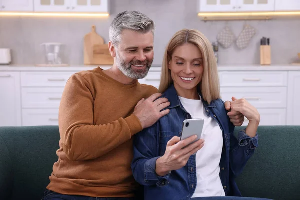 Feliz Casal Afetuoso Com Telefone Smartphone Passar Tempo Juntos Casa — Fotografia de Stock