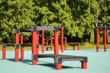 Parkta spor aletleri olan boş bir spor salonu.