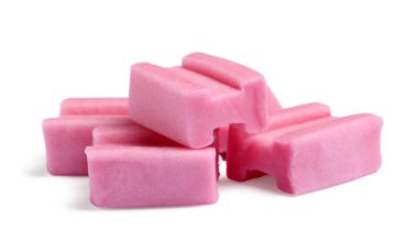 Lezzetli pembe baloncuk diş etleri beyaza izole edilmiş.