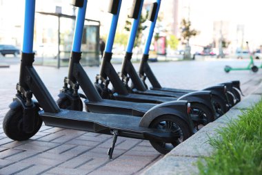 Birçok modern elektrikli scooter şehir caddesine park edildi. Kiralama servisi