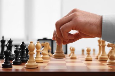 Turnuva sırasında satranç oynayan adam, yakın plan.