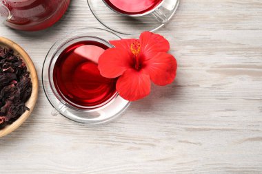 Lezzetli amberçiçeği çayı ve açık ahşap masa üzerinde güzel bir çiçek, düz uzanmış. Metin için boşluk