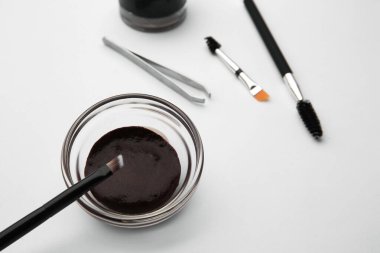 Kına ve beyaz arka planda profesyonel araçlar, seçici odaklanma