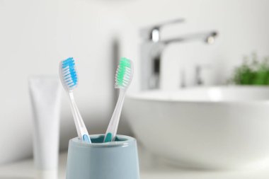 Arka planda plastik diş fırçaları, yakın plan. Metin için boşluk