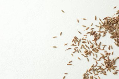 Aromatik kimyon (Farsça kimyon) tohumları beyaz masa üzerinde, üst görünüm. Metin için boşluk
