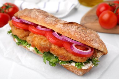 Beyaz döşemeli şnitzel ile nefis bir sandviç, yakın plan.