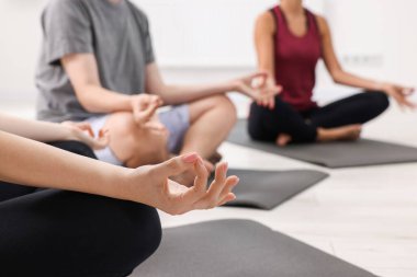 Paspaslar üzerinde yoga yapan bir grup insan, yakın plan. Metin için boşluk