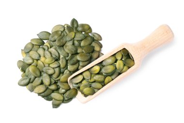 Tahta kepçe ve balkabağı tohumları beyaz, üst görünümde izole