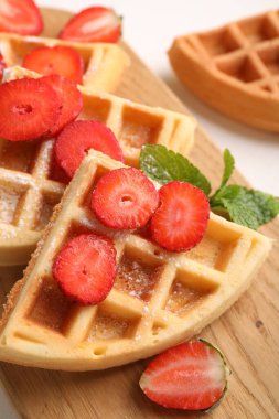 Çilekli ve naneli Belçika waffleları, yakın plan.
