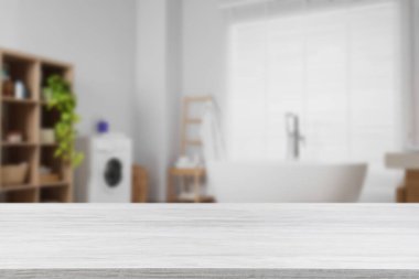 Banyodaki boş tahta masa. Tasarım için boşluk